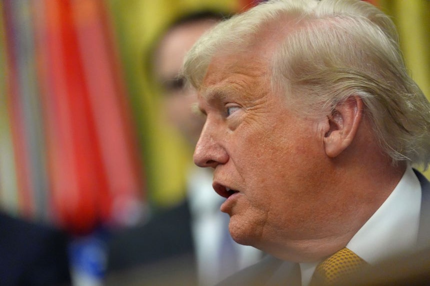 ドナルド・トランプ米大統領が22日（現地時間）、ホワイトハウスで行われた大統領令署名式の途中、イランとの交渉過程について言及している。AP＝聯合ニュース
