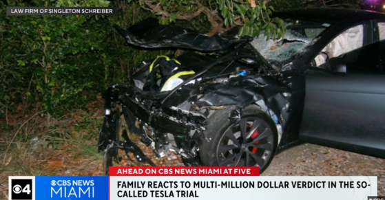   2019年にオートパイロット走行中の事故で破損したテスラの「モデルS」。［CBS キャプチャー］