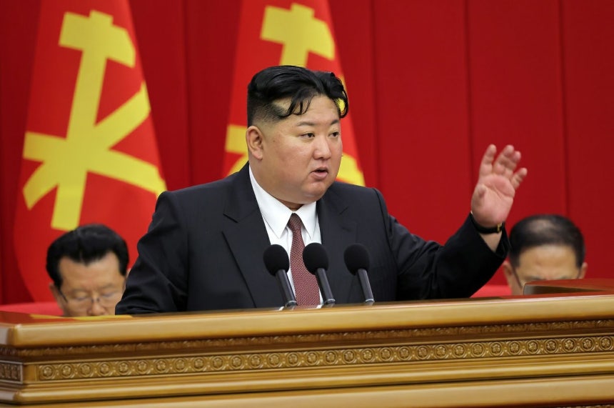  北朝鮮の金正恩国務委員長が20日から22日まで開かれた労働党中央委員会第9期第2回総会拡大会議で「核戦力を絶えず拡大、強化し、核保有国の地位を確実に行使することこそ最も正確で唯一の道」と明らかにしたと労働新聞が報道した。［写真 労働新聞＝ニュース1］