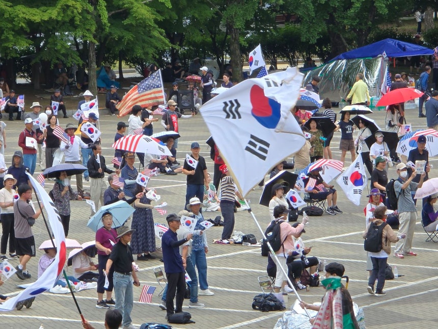 ソウル市蚕室（チャムシル）のオリンピック公園無断占拠デモが18日目を迎えた22日、ハンドボール競技場1～3番出入口前にデモ参加者が集まっている。ソン・ソンベ記者