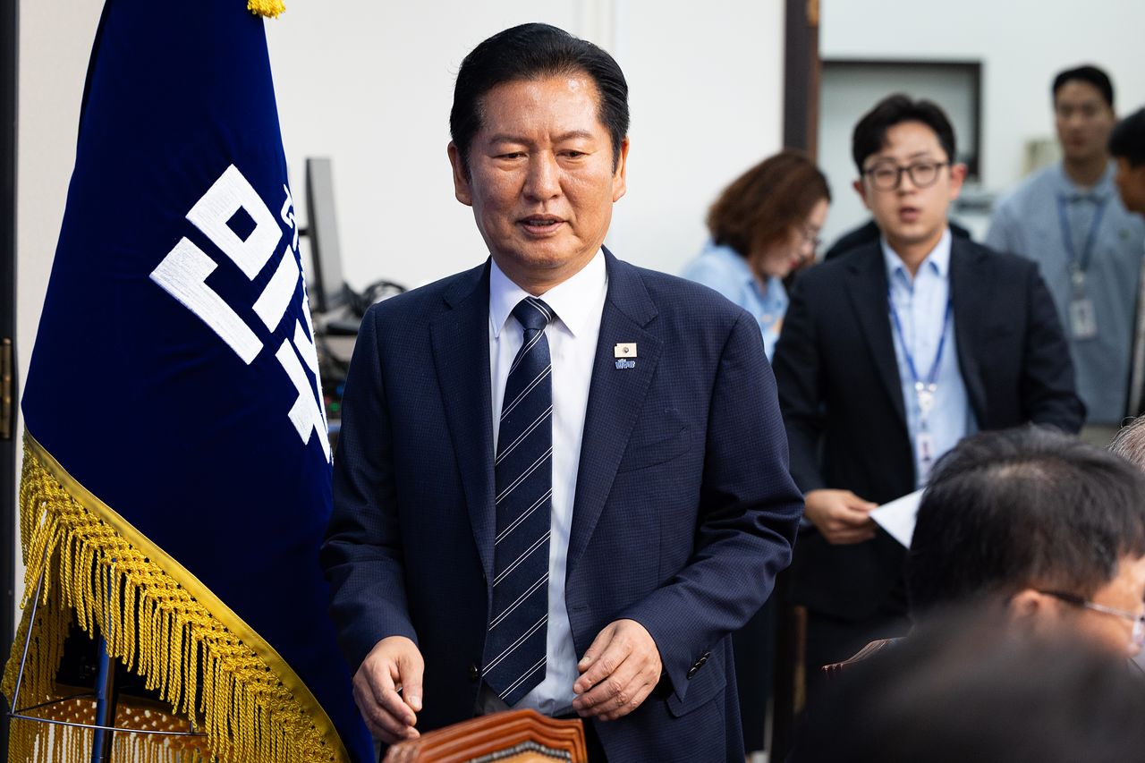 鄭清来（チョン・チョンレ）共に民主党代表が22日、国会で開かれた共に民主党韓半島平和新戦略委員会主催の緊急国際情勢討論会「激動する2026イラン戦争、朝中首脳会談そして韓半島」に出席した。［ニュース１］