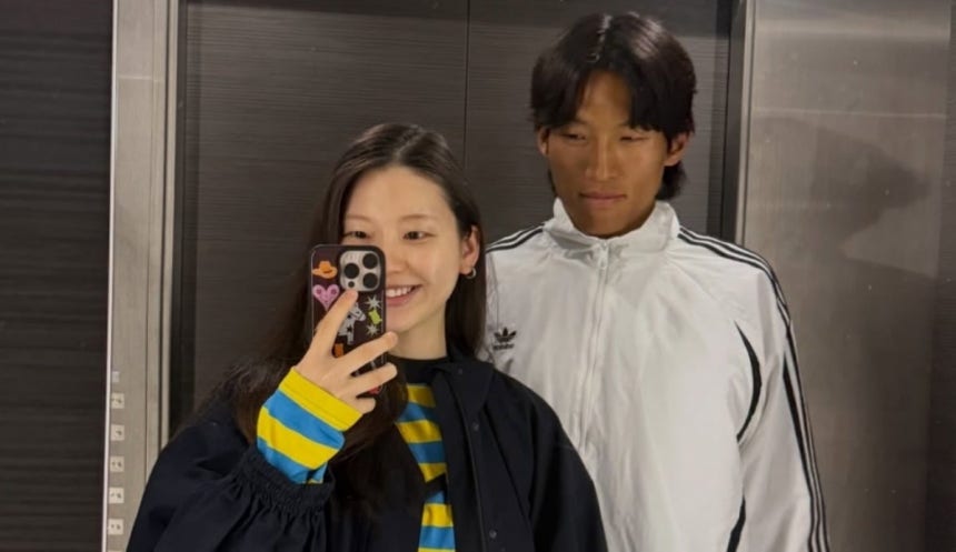 キム・ジンギョンさん（前）と金承奎（キム・スンギュ）選手（後）。［写真 キム・ジンギョンさんのインスタグラム］