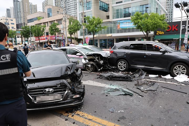   タクシーが複数の車両に追突した事故現場。大邱消防安全本部＝ニューシス