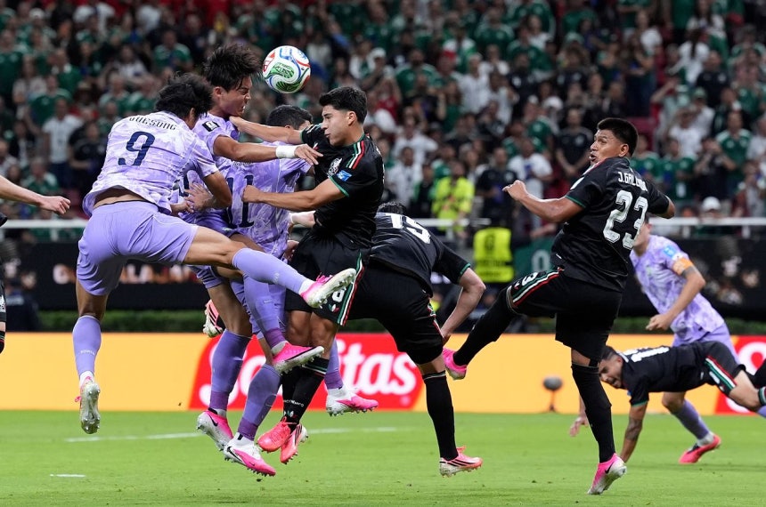 19日（日本時間）、メキシコのグアダラハラ競技場で行われた2026北中米W杯A組のメキシコ－韓国戦で、選手がヘディングで競り合っている。第1戦でチェコに2－1で勝利した韓国は第2戦でメキシコに0－1で敗れた。 ［新華社通信＝聯合ニュース］