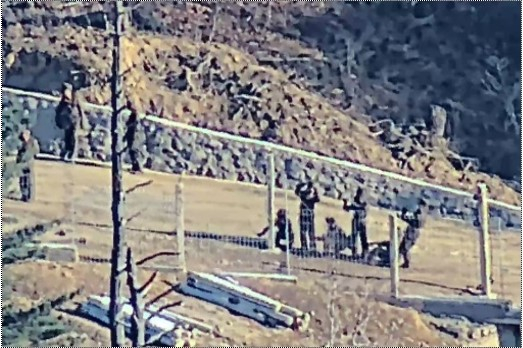 北朝鮮が最近、休戦ラインから80メートルの距離にまで鉄柵を設置したことが分かった。北朝鮮は金正恩国務委員長が南北関係を敵対的な二つの国家と規定した直後の2024年4月から非武装地帯に鉄柵を設置し、地雷埋設作業を進めた。写真は2024年12月に韓国軍の合同参謀本部が公開した北朝鮮軍の鉄柵設置場面。 ［聯合ニュース］
