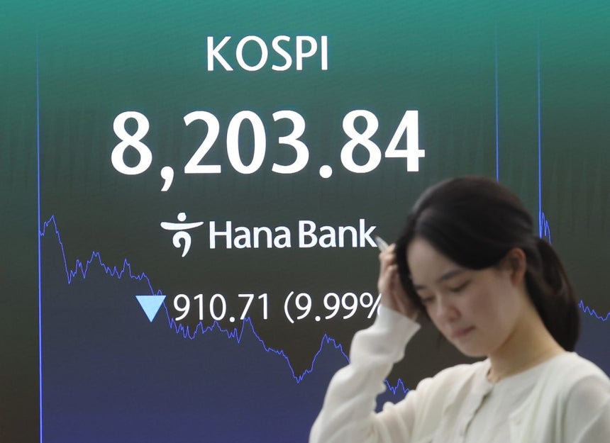 23日、ソウルのハナ銀行ディーリングルームで行員が業務を行っている。この日KOSPIは前日比9．99％安の8203．84で取引を終えた。［写真 聯合ニュース］