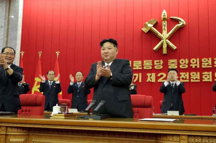 北朝鮮の金正恩国務委員長が20日から22日まで開かれた労働党中央委員会第9期第2回総会拡大会議に参加し拍手している。［写真 労働新聞＝ニュース1］