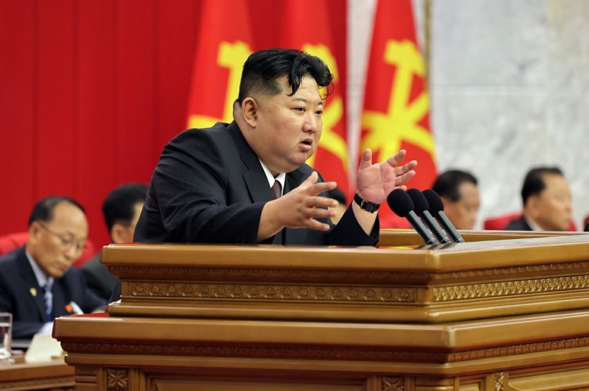 北朝鮮の金正恩国務委員長が20日から22日まで開かれた労働党中央委員会第9期第2回総会拡大会議で発言している。［写真 労働新聞＝ニュース1］