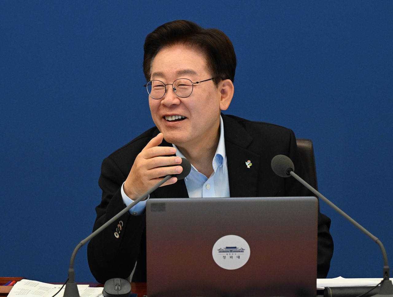 李在明大統領が23日に開かれた閣議兼非常経済点検会議で報告を受けている。［写真 青瓦台写真記者団］
