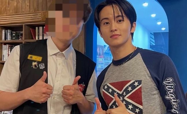   南部連合旗がプリントされたTシャツを着用した歌手マーク。［オンラインコミュニティ キャプチャー］