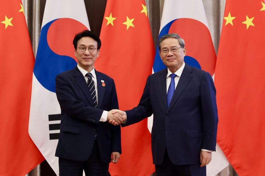中国を訪問中の韓国の金民錫（キム・ミンソク）首相が23日、中国・大連の棒棰島ホテルで中国の李強首相と会談し、握手している。［写真 韓国国務総理室］