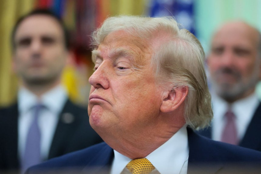 22日、ホワイトハウスの大統領執務室で、量子コンピューティング関連の大統領令2件に署名する前、記者団に目を向けるドナルド・トランプ米大統領。ロイター＝聯合ニュース