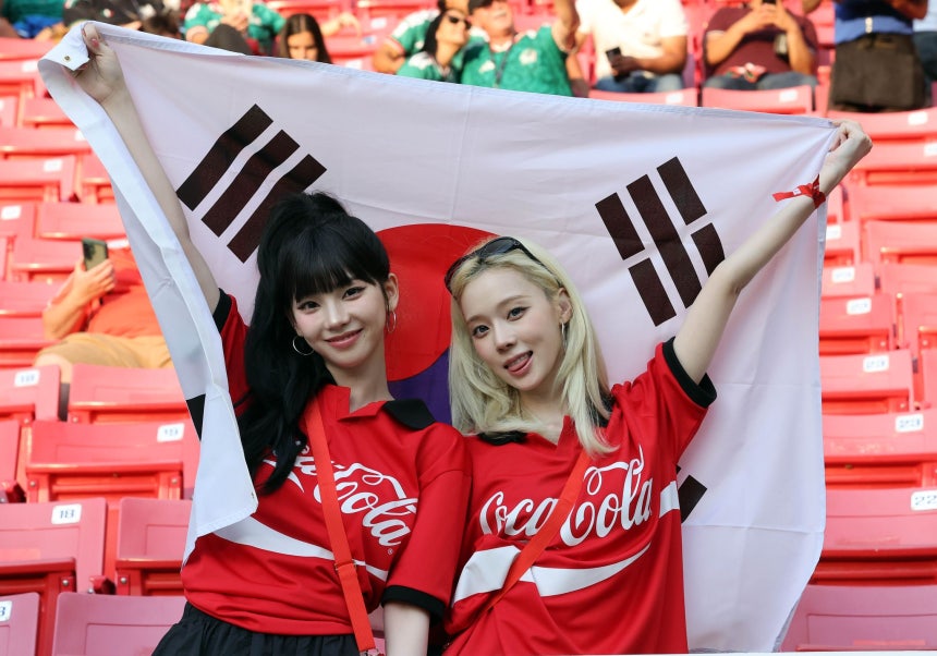 11日（現地時間）、メキシコ・グアダラハラスタジアムで行われた北中米ワールドカップ（W杯）の韓国対チェコ戦の応援に訪れた、グループaespa（エスパ）のカリナとウィンター。カン・ジョンヒョン記者