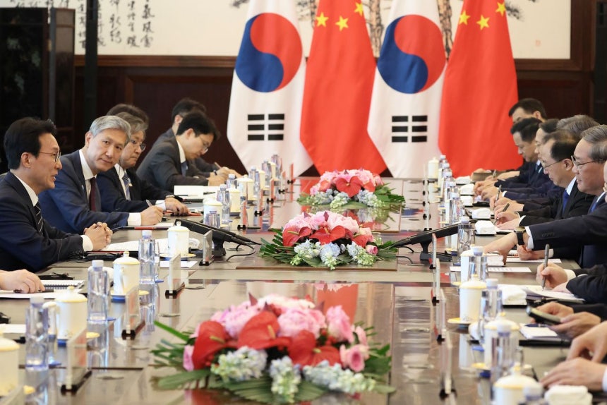 中国を訪問中の韓国の金民錫（キム・ミンソク）首相（左）が23日、大連市内のホテルで開かれた中国の李強中国首相との会談で発言している。この日の会談には韓国側から盧載憲（ノ・ジェホン）駐中国大使（左から2人目）、朴潤柱（パク・ユンジュ）外交部第1次官、南鎭（ナム・ジン）北東・中央アジア局長、権原稷（クォン・ウォンジク）首相外交補佐官らが出席した。［写真 韓国国務総理室］