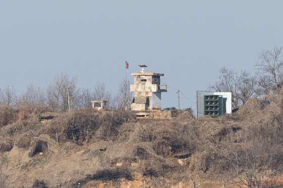 昨年12月8日、京畿道坡州市（キョンギド・パジュシ）の軍事境界線付近にある臨津江（イムジンガン）沿いの北朝鮮軍哨所周辺の様子。聯合ニュース