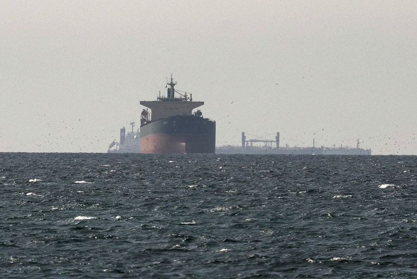 3月11日（現地時間）、ホルムズ海峡近くのペルシャ湾に停泊している貨物船。ロイター＝聯合ニュース