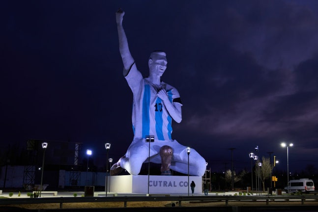 最近アルゼンチンのクトラルコで公開された、高さ26メートルのメッシの超大型像 ［AP＝聯合ニュース］