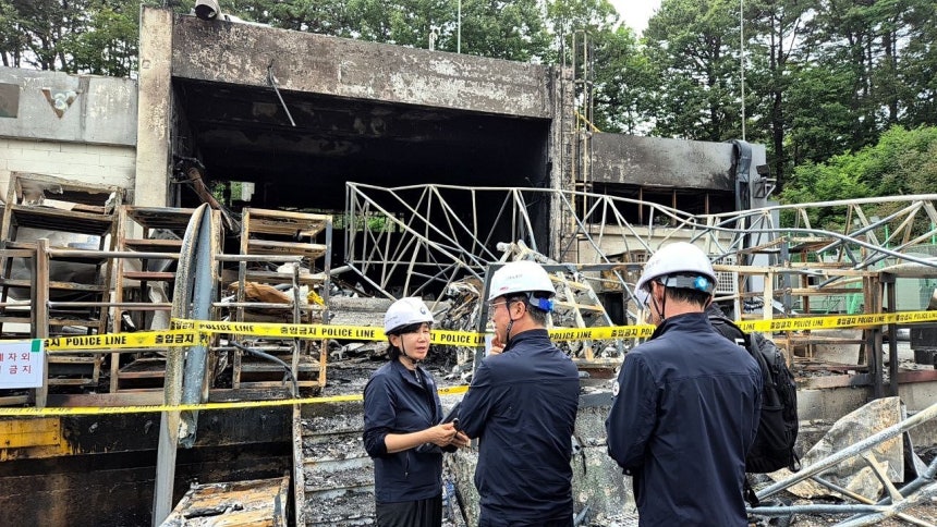 今月1日、金栄訓（キム・ヨンフン）雇用労働部長官が爆発事故が発生したハンファエアロスペース大田（テジョン）工場現場を訪問し、労働部関係者らに事故原因調査について話している。 ［ニュース1］