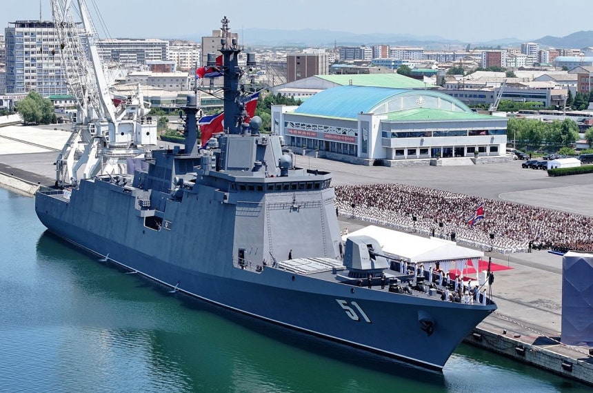 北朝鮮の最新鋭5000トン級駆逐艦「崔賢」が23日に就役式のため南浦港に停泊している。［写真 労働新聞＝ニュース1］