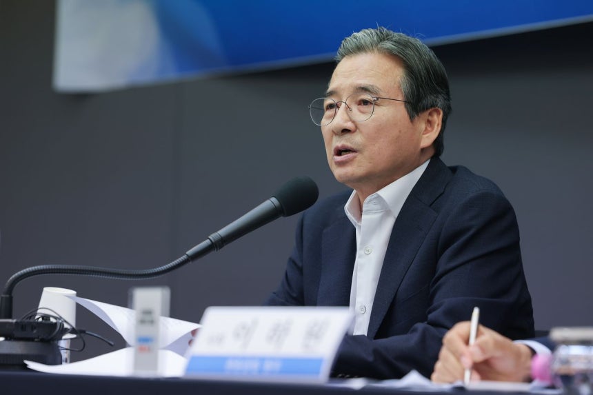 金容範大統領秘書室政策室長が24日に開かれた寛勲討論会で冒頭発言をしている。［写真 聯合ニュース］