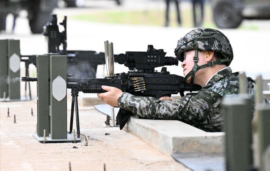 韓国の李在明（イ・ジェミョン）大統領は24日、延坪島（ヨンピョンド）を訪れて海兵隊部隊を訪問し、防衛態勢を点検した。李大統領はこの日、部隊射撃場でK2C1小銃とK15軽機関銃による実弾射撃を行った。青瓦台（チョンワデ、大統領府）は、現職大統領の実弾射撃の様子を公開したのは朴正熙（パク・チョンヒ）元大統領以来初めてだと明らかにした。［青瓦台写真記者団］