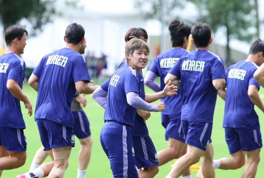 ベースキャンプで練習中の李康仁（イ・ガンイン、真ん中）と代表選手たち。韓国代表チームは第1、2戦で鋭いプレーを見せた李康仁の足に期待をかけている。 ［聯合ニュース］