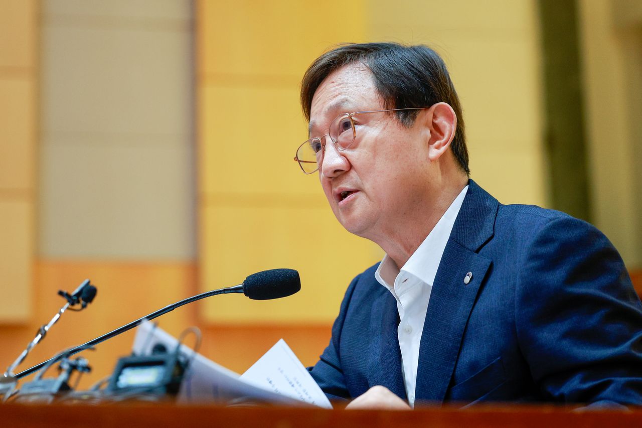 李粲珍金融監督院長が22日に開かれた記者懇談会で冒頭発言をしている。［写真 ニュース1］
