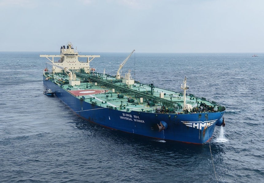 中東戦争以降、ホルムズ海峡で足止めされていた韓国船舶のうち最初に海峡を通過したHMMの超大型原油運搬船（VLCC）「ユニバーサルウィナー号」が10日、原油荷役のため蔚山（ウルサン）に到着し、海上原油荷役施設に接近している。 ［聯合ニュース］