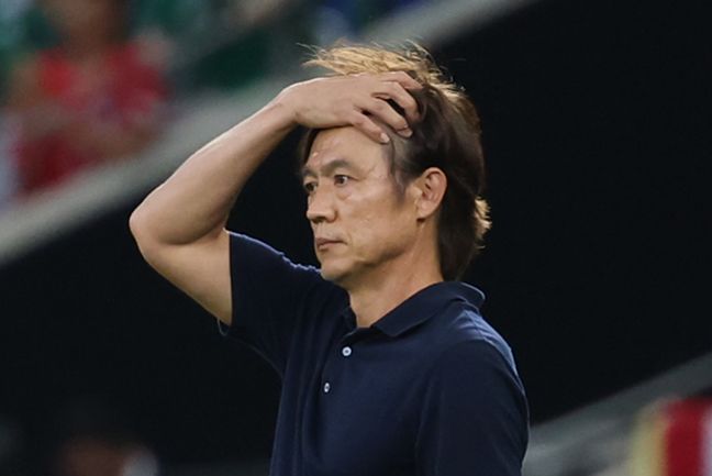 24日（現地時間）、メキシコのモンテレイ競技場で行われた2026北中米W杯A組第3戦の韓国－南アフリカ戦。洪明甫（ホン・ミョンボ）監督が試合を見守りながら厳しい表情を見せている。［聯合ニュース］