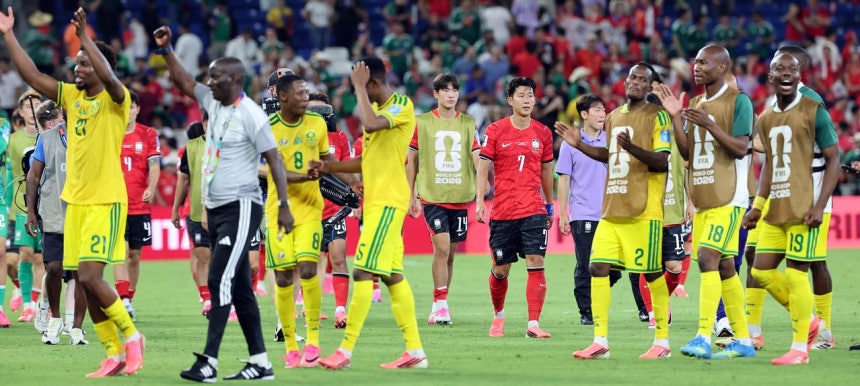 北中米ワールドカップ（W杯）グループステージ最終戦の南アフリカ共和国戦に敗れ、うつむいたままピッチを歩く孫興慜（ソン・フンミン）。カン・ジョンヒョン記者