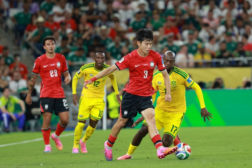 北中米ワールドカップ（W杯）南アフリカ共和国戦で、相手FWが迫る前にボールを処理する韓国代表DFイ・ギヒョク。ニュース1