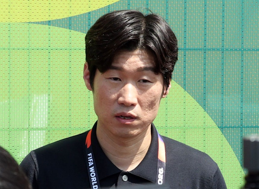 2026北中米ワールドカップ（W杯）グループステージ第3戦の韓国代表戦を前にした23日午前（現地時間）、メキシコ・モンテレーのエスタディオ・ウニベルシタリオで韓国代表の練習の様子を視察する朴智星（パク・チソン）JTBC解説委員。カン・ジョンヒョン記者。