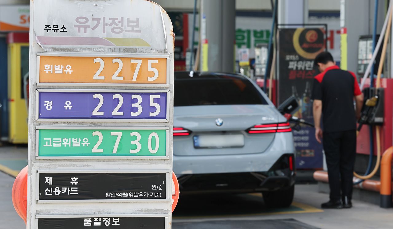 米国とイラン終戦合意によって国際原油価格は急落したが、韓国国内のガソリンスタンドの燃料価格は依然として1リットル当たり2000ウォン台にとどまっている。写真は21日、ソウル市内のあるガソリンスタンド。聯合ニュース