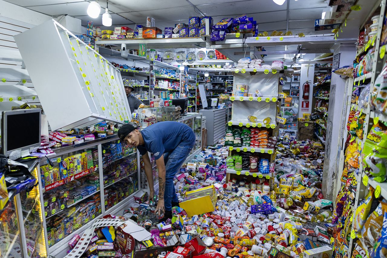 24日（現地時間）、ベネズエラ・カラカスのある店舗で、地震の影響により商品が棚から落ちている。EPA＝聯合ニュース
