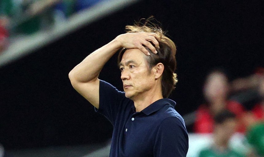 24日（現地時間）、メキシコのモンテレイ競技場で北中米W杯1次リーグA組第3戦の韓国－南アフリカ戦が行われた。試合を見守る洪明甫（ホン・ミョンボ）監督。 カン・ジョンヒョン記者