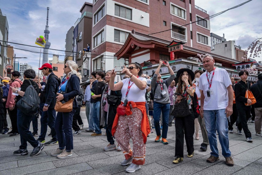 4月15日、東京・浅草を歩く外国人観光客。日本政府観光局（JNTO）はこの日、北京と東京の関係悪化により中国人訪日客が急減したにもかかわらず、3月の訪日観光客数が過去最多を記録したと発表した。AFP＝聯合ニュース