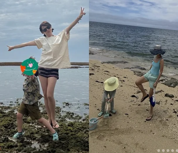   息子と沖縄の海辺で遊ぶソン・イェジン。［写真 SNS キャプチャー］
