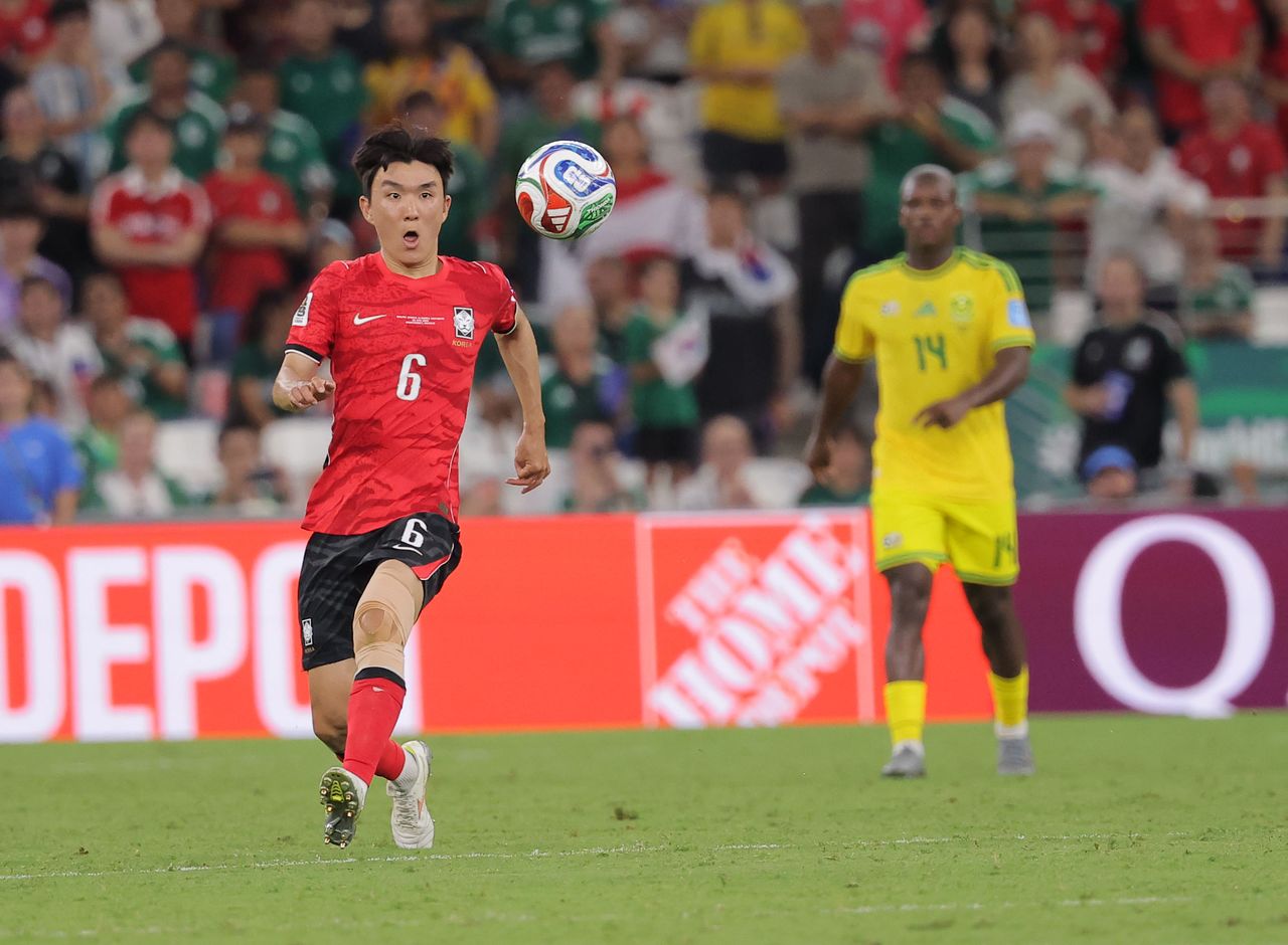 24日（現地時間）､メキシコ･モンテレー･スタジアムで行われた2026北中米ワールドカップ（W杯）A組第3戦､南アフリカ共和国戦での韓国代表･黄仁範（ファン･インボム）選手｡ロングパスで送られたボールを追っている｡聯合ニュース