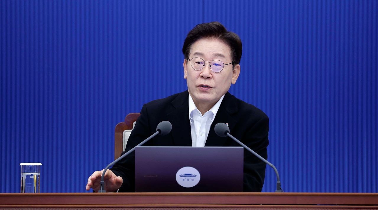 李在明（イ・ジェミョン）大統領が25日、青瓦台（チョンワデ、韓国大統領府）で開かれた首席・補佐官会議で発言している。［青瓦台写真記者団］