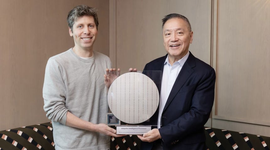 AIチップ「ハラペーニョ」を手にするOpenAIのサム・アルトマンCEO（左）と、ブロードコム（Broadcom）のホック・タンCEO。［写真 OpenAI］
