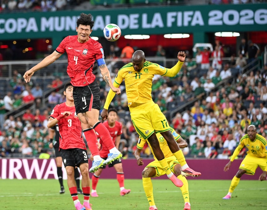 サッカー韓国代表の金玟哉（キム・ミンジェ）が、北中米ワールドカップ（W杯）南アフリカ戦で空中戦を繰り広げている。カン・ジョンヒョン記者