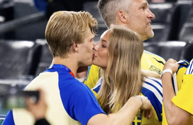 金髪モデルの恋人とキスを交わすベリヴァル。［写真 SNS］