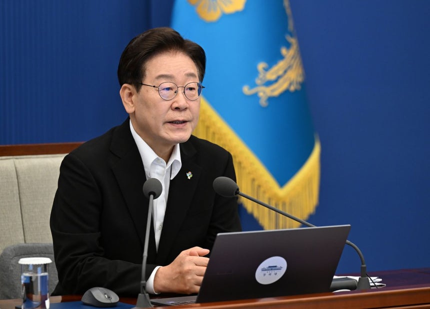 韓国の李在明（イ・ジェミョン）大統領が25日、青瓦台（チョンワデ、大統領府）で開かれた首席補佐官会議で発言している。青瓦台写真記者団