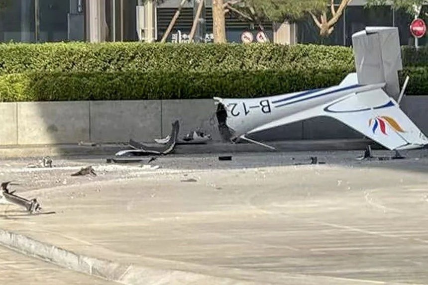 破損した小型飛行機の後部 ［X キャプチャー］