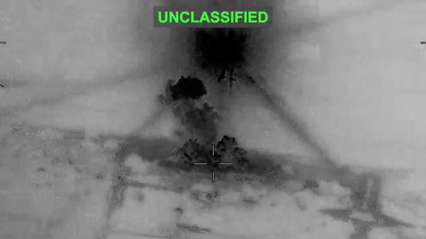 米中央軍司令部は26日、イランのドローン攻撃に対する報復としてホルムズ海峡でイランを攻撃したと明らかにした。イランに対する報復攻撃と推定される映像。［写真 米中央軍司令部＝聯合ニュース、ロイター通信］