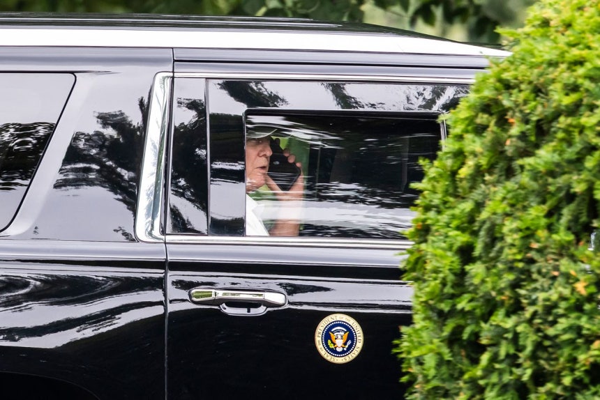 トランプ米大統領が27日、ホワイトハウスへの移動中に電話している。［写真 聯合ニュース］