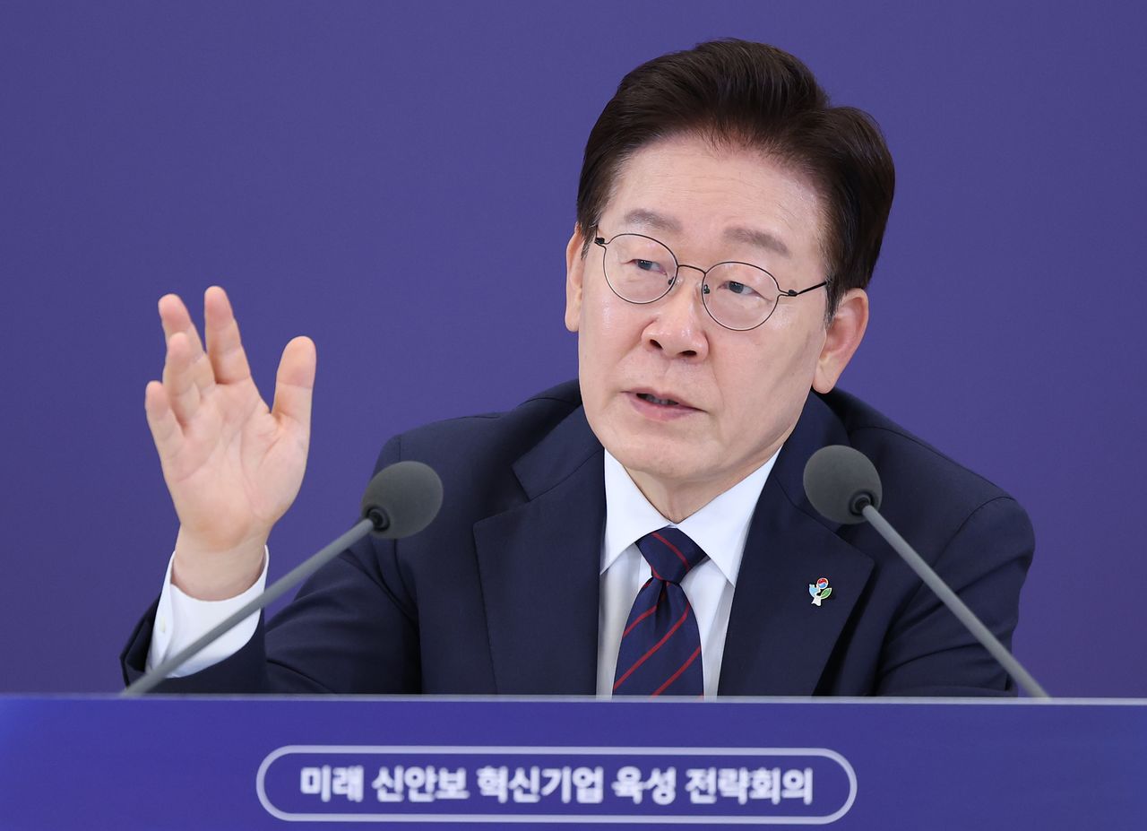 韓国の李在明（イ・ジェミョン）大統領が26日、青瓦台（チョンワデ、大統領府）で開かれた「未来・新安保イノベーション企業育成戦略会議」で発言している。ニュース1