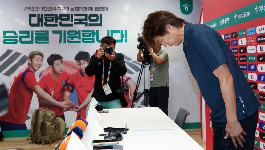 韓国代表の洪明甫（ホン・ミョンボ）監督が辞意を表明しながら頭を下げている。 ［ニュース1］