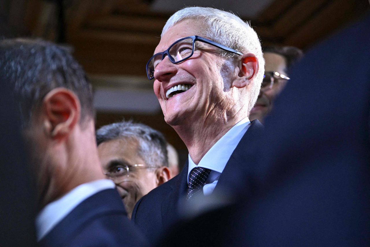 アップルのティム・クックCEOは17日にウォール・ストリート・ジャーナルとのインタビューで「100年に一度あるような大洪水」としてメモリー品薄現象を値上げの背景だと指摘した。［写真 AFP＝聯合ニュース］