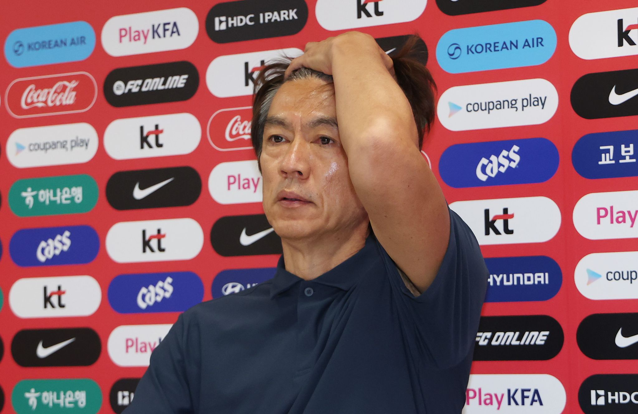 北中米W杯1次リーグで敗退した韓国代表の洪明甫（ホン・ミョンボ）監督が28日午前（現地時間）、メキシコ・グアダラハラのベースキャンプ地で辞任の記者会見を行った。［聯合ニュース］